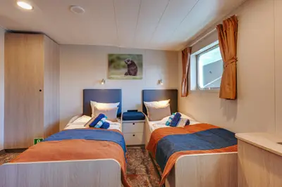 Twin Window cabin 412 — twin beds and window