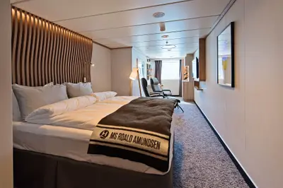 Polar Outside cabin (RR) — bed and window