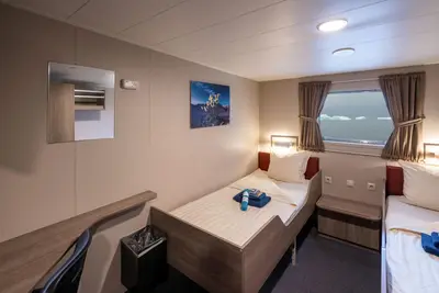 Twin Window cabin — two lower beds, window (12.5–13.5 m²)