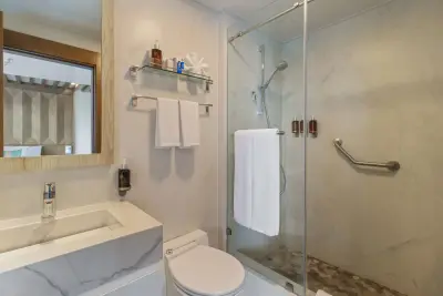 Golden Suite · upper deck Bathroom