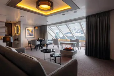 Expedition Suite — XL Suite with balcony (MA) living area