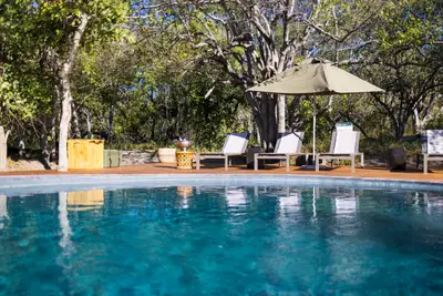 Swimming pool & sun deck