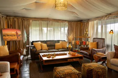 Lounge corner with sofas & fireplace