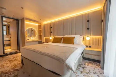 Balcony Suite — bedroom