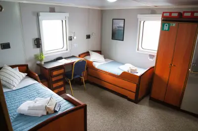 Superior Twin cabin — twin beds, window (15 m²)