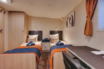 Twin Window cabin 413 — twin beds