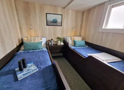 Premier Twin cabin — twin beds, window (12.6 m²)
