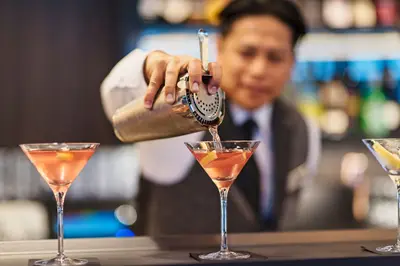 Cocktails at the Explorer Lounge bar