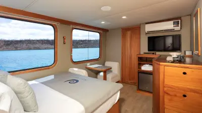Stateroom · queen (cabin 9)