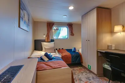 Twin Window cabin 416 — beds and desk
