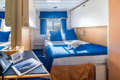 Explorer Double cabin — lower double bed + 2 upper berths (10 m²)