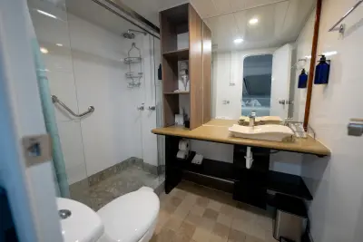Suite bathroom