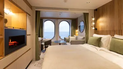 Oceanview stateroom — queen bed, two large windows (19 m²)
