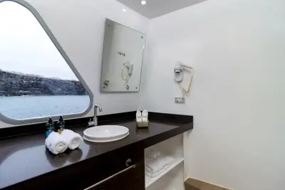 Jr. Suite bathroom · Main Deck