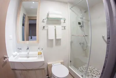 Golden Suite bathroom