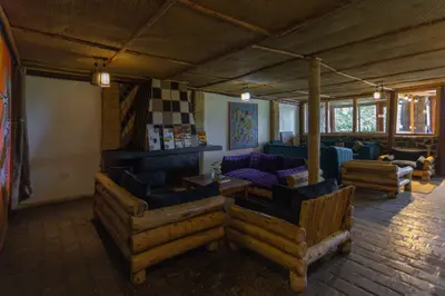 Lounge & bar