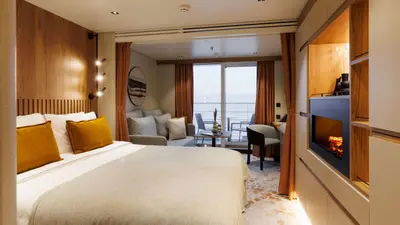 Balcony stateroom — queen bed (28 m²)