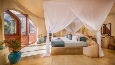 Villa 6 bedroom — four-poster & arches