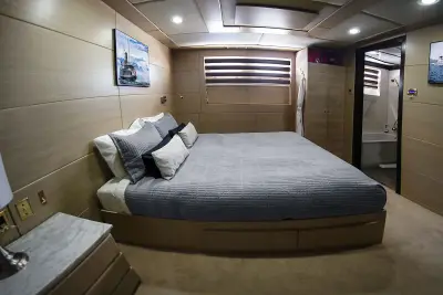 Stateroom 1 · queen