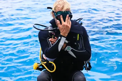 Diver ready to roll in