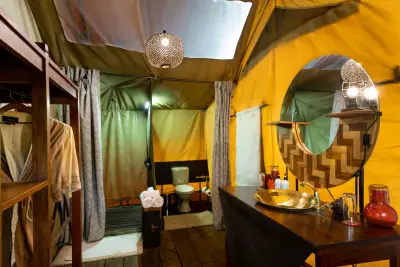 Bathroom with mirror & safari details