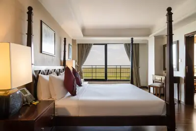 Suite with four-poster bed