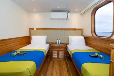 Upper Deck cabin · twin
