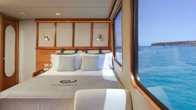 Stateroom · queen (cabin 9)