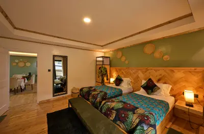 Deluxe twin with bedside lamps